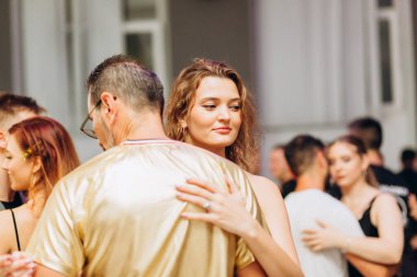 Kharkiv, Ukrayna 25.10.21 Dans pistinde kizomba dansı yapan insanlar