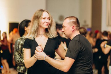 Kharkiv, Ukrayna 25.10.21 Dans pistinde kizomba dansı yapan insanlar