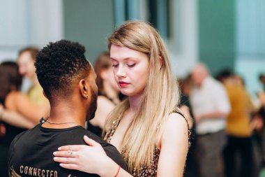Kharkiv, Ukrayna 25.10.21 Dans pistinde kizomba dansı yapan insanlar