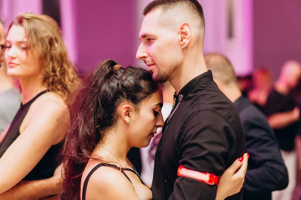Kharkiv, Ukrayna 25.10.21 Dans pistinde kizomba dansı yapan insanlar