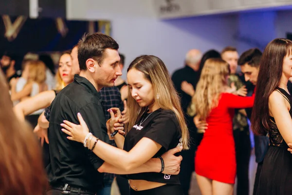Kharkiv, Ukrayna 25.10.21 Dans pistinde kizomba dansı yapan insanlar