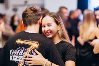 Kharkiv, Ukrayna 25.10.21 Dans pistinde kizomba dansı yapan insanlar