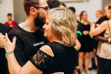 Kharkiv, Ukrayna 25.10.21 Dans pistinde kizomba dansı yapan insanlar