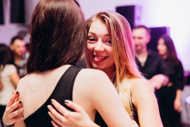 Kharkiv, Ukrayna 25.10.21 Dans pistinde kizomba dansı yapan insanlar