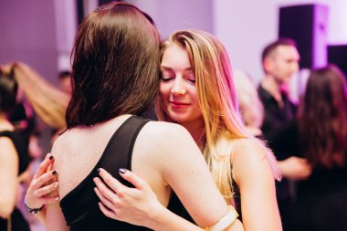 Kharkiv, Ukrayna 25.10.21 Dans pistinde kizomba dansı yapan insanlar