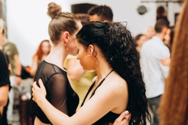 Kharkiv, Ukrayna 25.10.21 Dans pistinde kizomba dansı yapan insanlar
