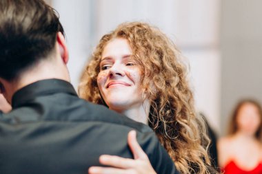 Kharkiv, Ukrayna 25.10.21 Dans pistinde kizomba dansı yapan insanlar