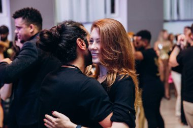 Kharkiv, Ukrayna 25.10.21 Dans pistinde kizomba dansı yapan insanlar