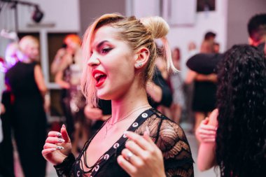 Kharkiv, Ukrayna 25.10.21 Dans pistinde kizomba dansı yapan insanlar