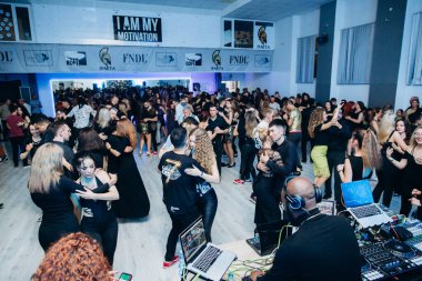 Kharkiv, Ukrayna 25.10.21 Dans pistinde kizomba dansı yapan insanlar