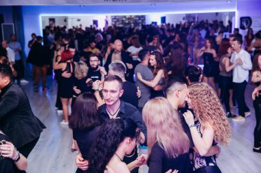 Kharkiv, Ukrayna 25.10.21 Dans pistinde kizomba dansı yapan insanlar
