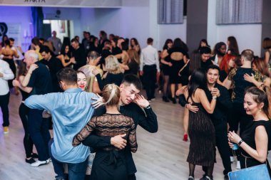 Kharkiv, Ukrayna 25.10.21 Dans pistinde kizomba dansı yapan insanlar