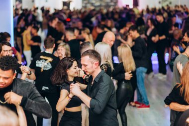 Kharkiv, Ukrayna 25.10.21 Dans pistinde kizomba dansı yapan insanlar