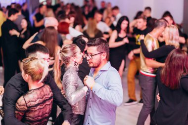 Kharkiv, Ukrayna 25.10.21 Dans pistinde kizomba dansı yapan insanlar