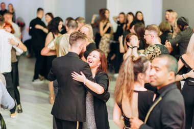 Kharkiv, Ukrayna 25.10.21 Dans pistinde kizomba dansı yapan insanlar