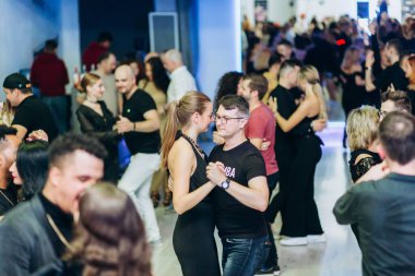 Kharkiv, Ukrayna 25.10.21 Dans pistinde kizomba dansı yapan insanlar