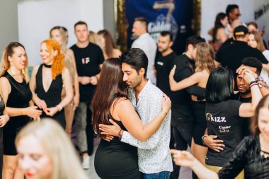 Kharkiv, Ukrayna 25.10.21 Dans pistinde kizomba dansı yapan insanlar