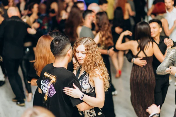 Kharkiv, Ukrayna 25.10.21 Dans pistinde kizomba dansı yapan insanlar