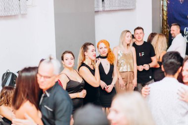 Kharkiv, Ukrayna 25.10.21 Dans pistinde kizomba dansı yapan insanlar