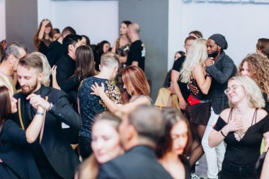 Kharkiv, Ukrayna 25.10.21 Dans pistinde kizomba dansı yapan insanlar