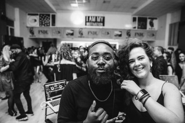 Kharkiv, Ukrayna 25.10.21 Dans pistinde kizomba dansı yapan insanlar