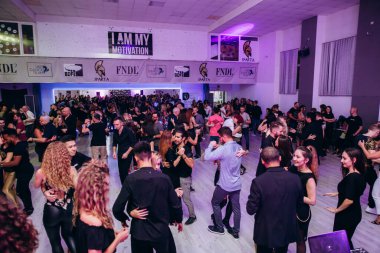 Kharkiv, Ukrayna 25.10.21 Dans pistinde kizomba dansı yapan insanlar