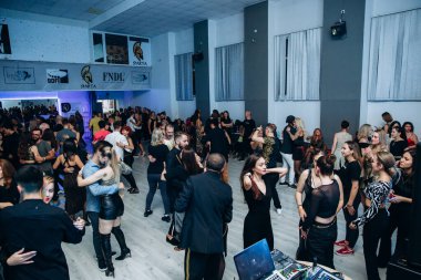 Kharkiv, Ukrayna 25.10.21 Dans pistinde kizomba dansı yapan insanlar