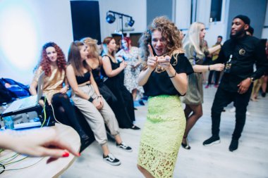 Kharkiv, Ukrayna 25.10.21 Dans pistinde kizomba dansı yapan insanlar