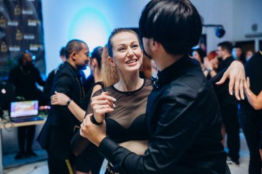 Kharkiv, Ukrayna 25.10.21 Dans pistinde kizomba dansı yapan insanlar