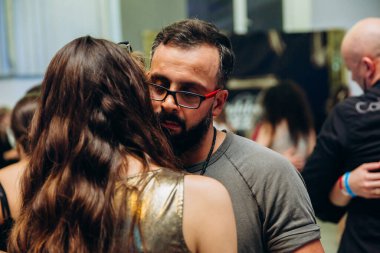 Kharkiv, Ukrayna 25.10.21 Dans pistinde kizomba dansı yapan insanlar