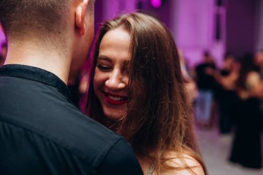 Kharkiv, Ukrayna 25.10.21 Dans pistinde kizomba dansı yapan insanlar