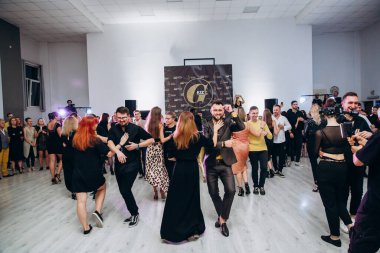 Kharkiv, Ukrayna 25.10.21 Dans pistinde kizomba dansı yapan insanlar
