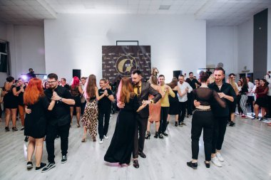 Kharkiv, Ukrayna 25.10.21 Dans pistinde kizomba dansı yapan insanlar