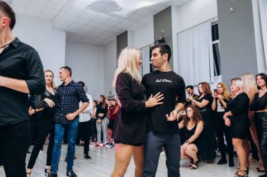 Kharkiv, Ukrayna 25.10.21 Dans pistinde kizomba dansı yapan insanlar