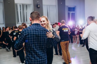 Kharkiv, Ukrayna 25.10.21 Dans pistinde kizomba dansı yapan insanlar