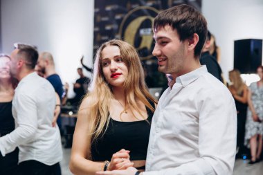 Kharkiv, Ukrayna 25.10.21 Dans pistinde kizomba dansı yapan insanlar