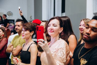 Kharkiv, Ukrayna 25.10.21 Dans pistinde kizomba dansı yapan insanlar