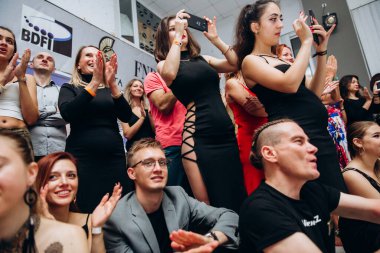 Kharkiv, Ukrayna 25.10.21 Dans pistinde kizomba dansı yapan insanlar