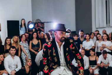 Kharkiv, Ukrayna 25.10.21 Dans pistinde kizomba dansı yapan insanlar