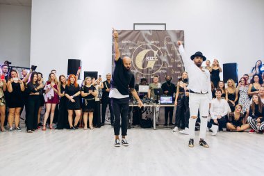 Kharkiv, Ukrayna 25.10.21 Dans pistinde kizomba dansı yapan insanlar