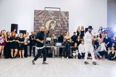 Kharkiv, Ukrayna 25.10.21 Dans pistinde kizomba dansı yapan insanlar