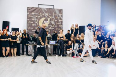 Kharkiv, Ukrayna 25.10.21 Dans pistinde kizomba dansı yapan insanlar