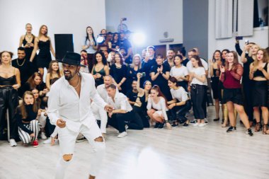 Kharkiv, Ukrayna 25.10.21 Dans pistinde kizomba dansı yapan insanlar