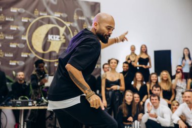 Kharkiv, Ukrayna 25.10.21 Dans pistinde kizomba dansı yapan insanlar