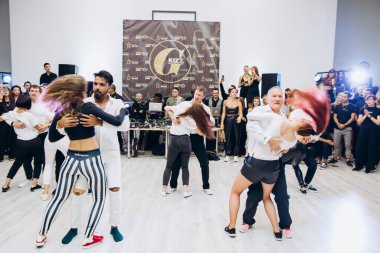 Kharkiv, Ukrayna 25.10.21 Dans pistinde kizomba dansı yapan insanlar