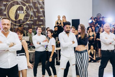Kharkiv, Ukrayna 25.10.21 Dans pistinde kizomba dansı yapan insanlar