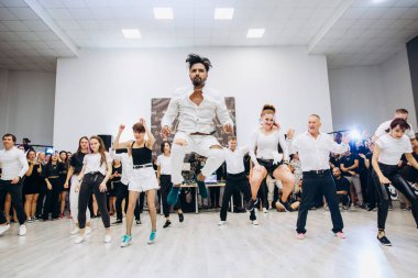 Kharkiv, Ukrayna 25.10.21 Dans pistinde kizomba dansı yapan insanlar