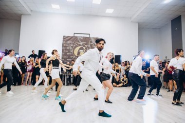 Kharkiv, Ukrayna 25.10.21 Dans pistinde kizomba dansı yapan insanlar