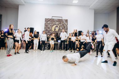 Kharkiv, Ukrayna 25.10.21 Dans pistinde kizomba dansı yapan insanlar