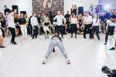 Kharkiv, Ukrayna 25.10.21 Dans pistinde kizomba dansı yapan insanlar